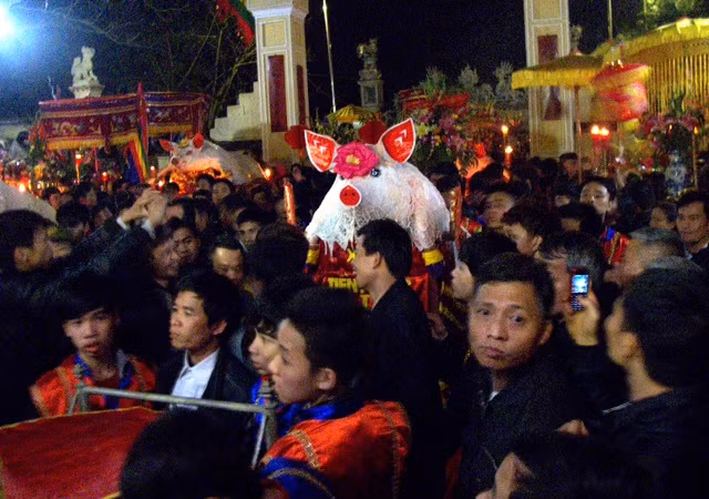 Trong và ngoài đình khách thập phương cùng người dân trong làng chen nhau chật cứng.