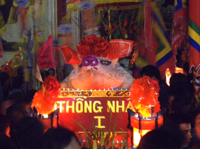 Trong ánh nến lung linh, “ông” lợn La Phù trông thật oai nghiêm