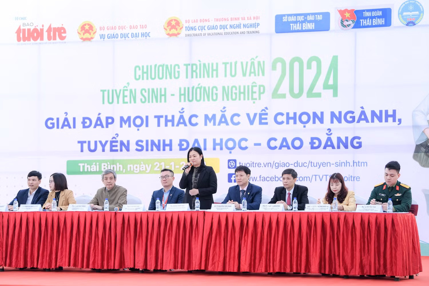 Các thầy cô trong Ban tư vấn tuyển sinh, hướng nghiệp đã nhiệt tình giải đáp thắc mắc của học sinh tỉnh Thái Bình (Ảnh: NT)