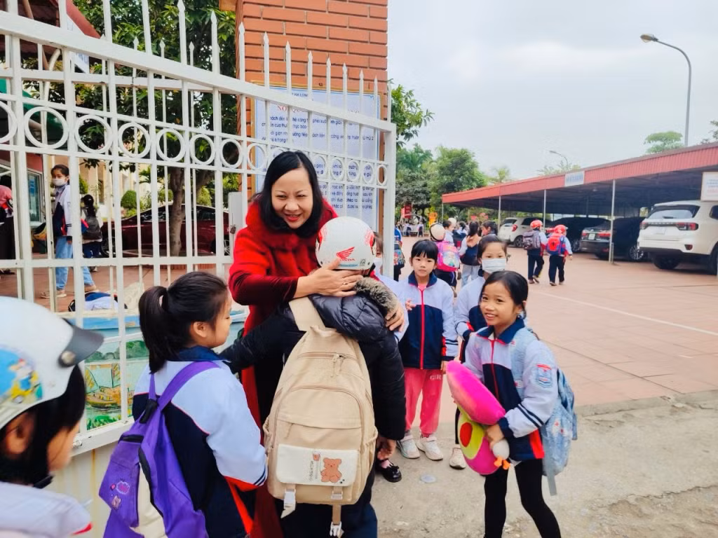 Mặc dù thời tiết rất lạnh, song cô giáo Nguyễn Bích Thuỷ vẫn đến trường từ sớm để đón học sinh (Ảnh: NTCC) Mặc dù thời tiết rất lạnh, song cô giáo Nguyễn Bích Thuỷ vẫn đến trường từ sớm để đón học sinh (Ảnh: NTCC)