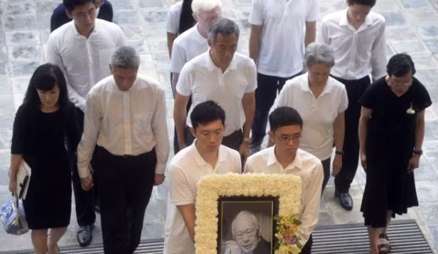 Lần cuối 3 anh em họ Lý xuất hiện công khai cùng nhau là trong đám tang cố Thủ tướng Lý Quang Diệu. Ảnh: AP. Lần cuối 3 anh em họ Lý xuất hiện công khai cùng nhau là trong đám tang cố Thủ tướng Lý Quang Diệu. Ảnh: AP.