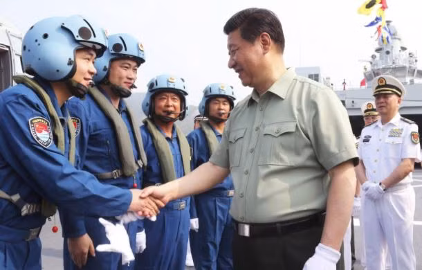 Ông Tập Cận Bình thăm lực lượng phi công huấn luyện cất hạ cánh từ tàu sân bay Liêu Ninh, ảnh: SCMP. Ông Tập Cận Bình thăm lực lượng phi công huấn luyện cất hạ cánh từ tàu sân bay Liêu Ninh, ảnh: SCMP.