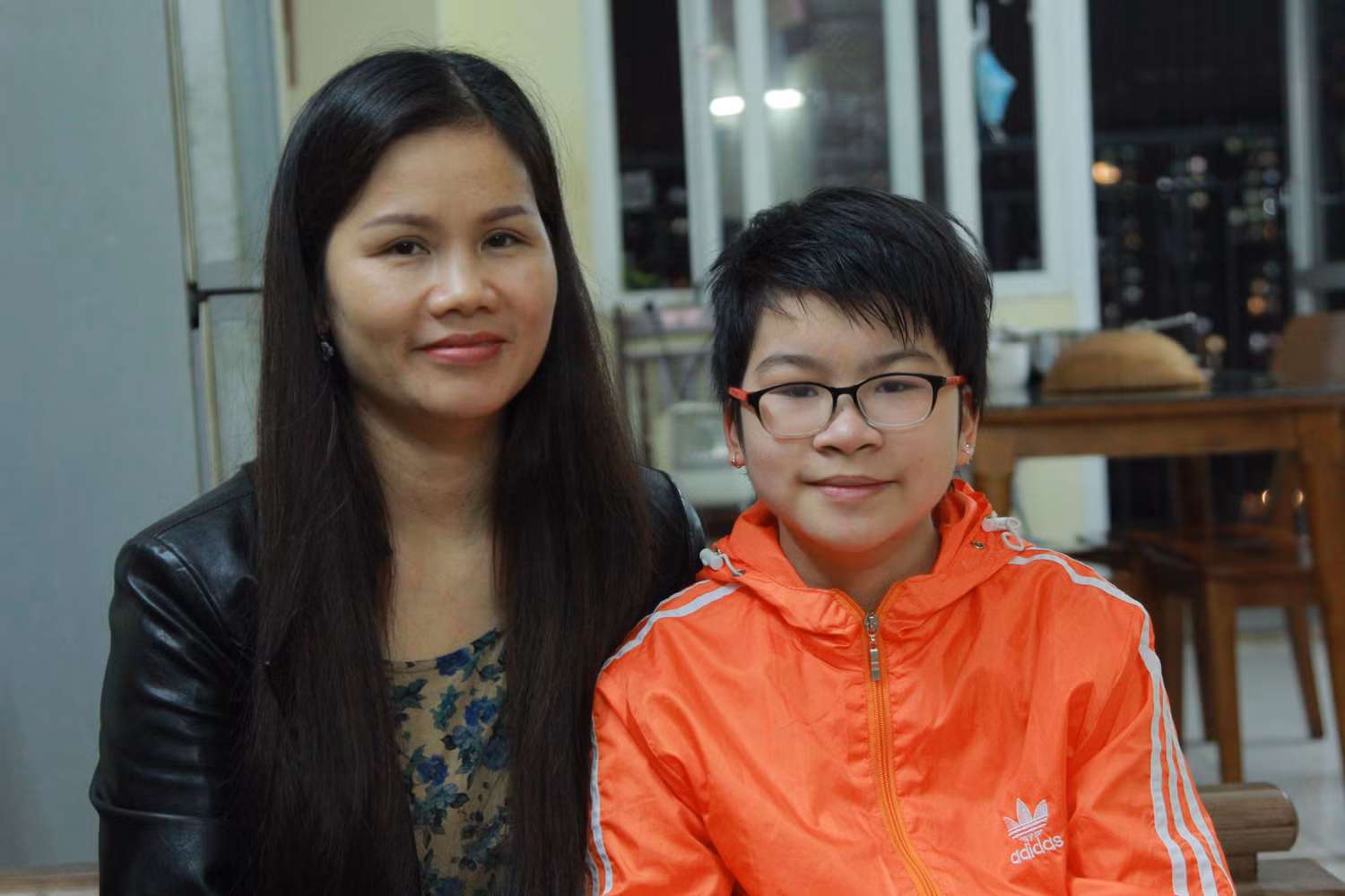 Chị Hoa và cô con gái Phương Vy. (Ảnh: Mạnh Đoàn) Chị Hoa và cô con gái Phương Vy. (Ảnh: Mạnh Đoàn)