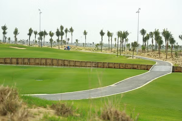 Dàn đèn và các dịch vụ golf đêm đều đã sẵn sàng tại sân golf mới.