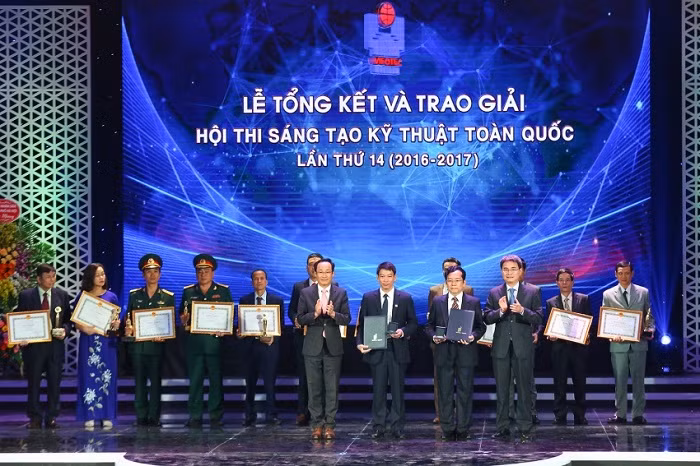 Các tác giả đạt giải Nhì trong hội thi. Các tác giả đạt giải Nhì trong hội thi.