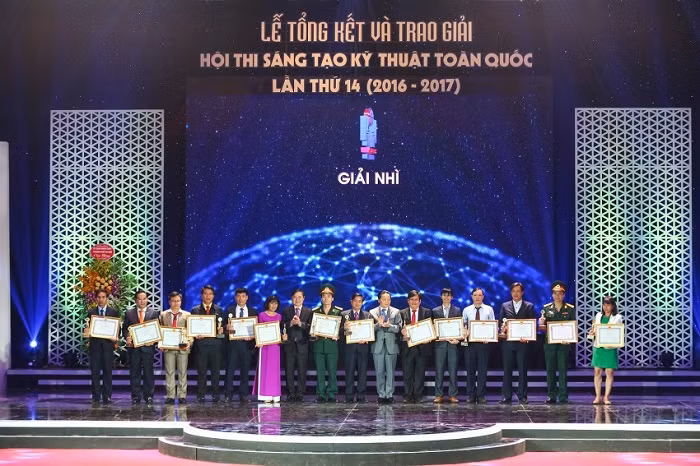 Tác giả Hoàng Hồng Lĩnh (thứ 2 từ phải qua) nhận giải WIPO từ Tổ chức Sở hữu trí tuệ thế giới. Tác giả Hoàng Hồng Lĩnh (thứ 2 từ phải qua) nhận giải WIPO từ Tổ chức Sở hữu trí tuệ thế giới.
