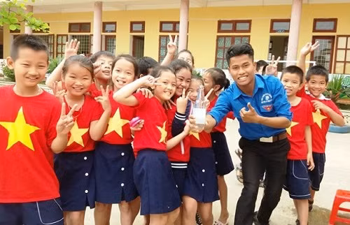 Đinh Đường trong kỳ thực tập ở Trường Tiểu học Hải Thành (thành phố Đồng Hới, Quảng Bình).