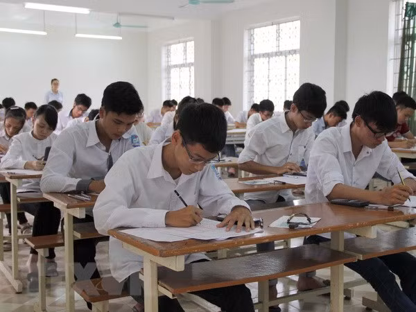Học sinh lớp 12 vật vã ôn thi (Ảnh minh họa: TTXVN).