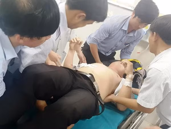 Thầy T. hiện đang được cấp cứu tại Bệnh viện Việt Nam – Cu Ba Đồng Hới. Thầy T. hiện đang được cấp cứu tại Bệnh viện Việt Nam – Cu Ba Đồng Hới.