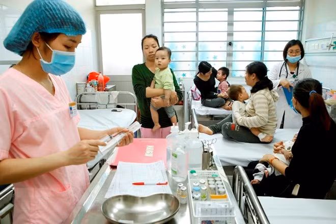 Trẻ em là đối tượng hay mắc viêm phổi khi giao mùa. ảnh: TTXVN. Trẻ em là đối tượng hay mắc viêm phổi khi giao mùa. ảnh: TTXVN.