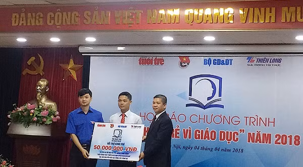 Tri thức trẻ vì giáo dục hỗ trợ kinh phí cho công trình đạt giải (Ảnh: An Nhiên). Tri thức trẻ vì giáo dục hỗ trợ kinh phí cho công trình đạt giải (Ảnh: An Nhiên).