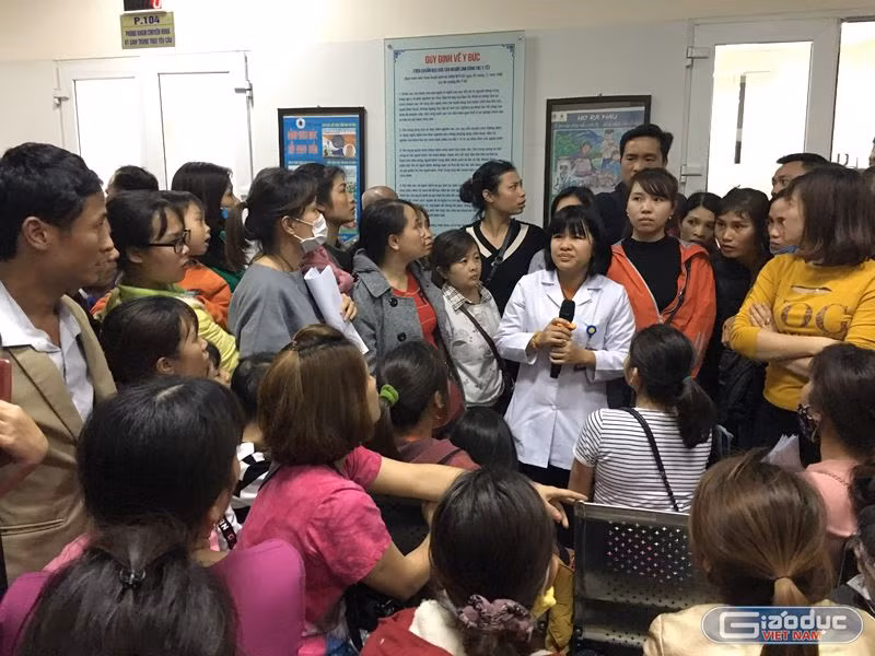 Rất đông phụ huynh tập trung tại Viện Sốt rét - Ký sinh trùng – Côn trùng Trung ương (Ảnh: Vũ Phương)