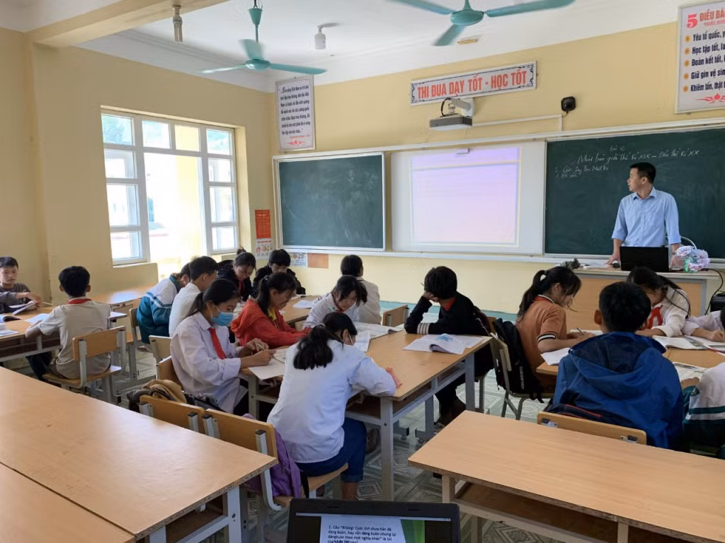Thầy Cao Xuân Hào, Trường Trung học cơ sở Quảng Lâm trong một tiết giảng dạy học sinh trên lớp. (Ảnh: LA) Thầy Cao Xuân Hào, Trường Trung học cơ sở Quảng Lâm trong một tiết giảng dạy học sinh trên lớp. (Ảnh: LA)