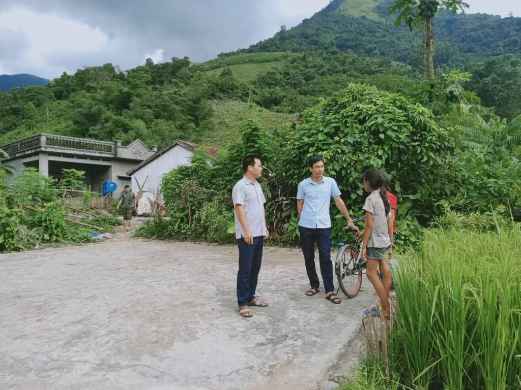 Thầy Cao Xuân Hào (ngoài cùng, bên trái) luôn kiên trì vận động học sinh ra lớp. (Ảnh: LA) Thầy Cao Xuân Hào (ngoài cùng, bên trái) luôn kiên trì vận động học sinh ra lớp. (Ảnh: LA)