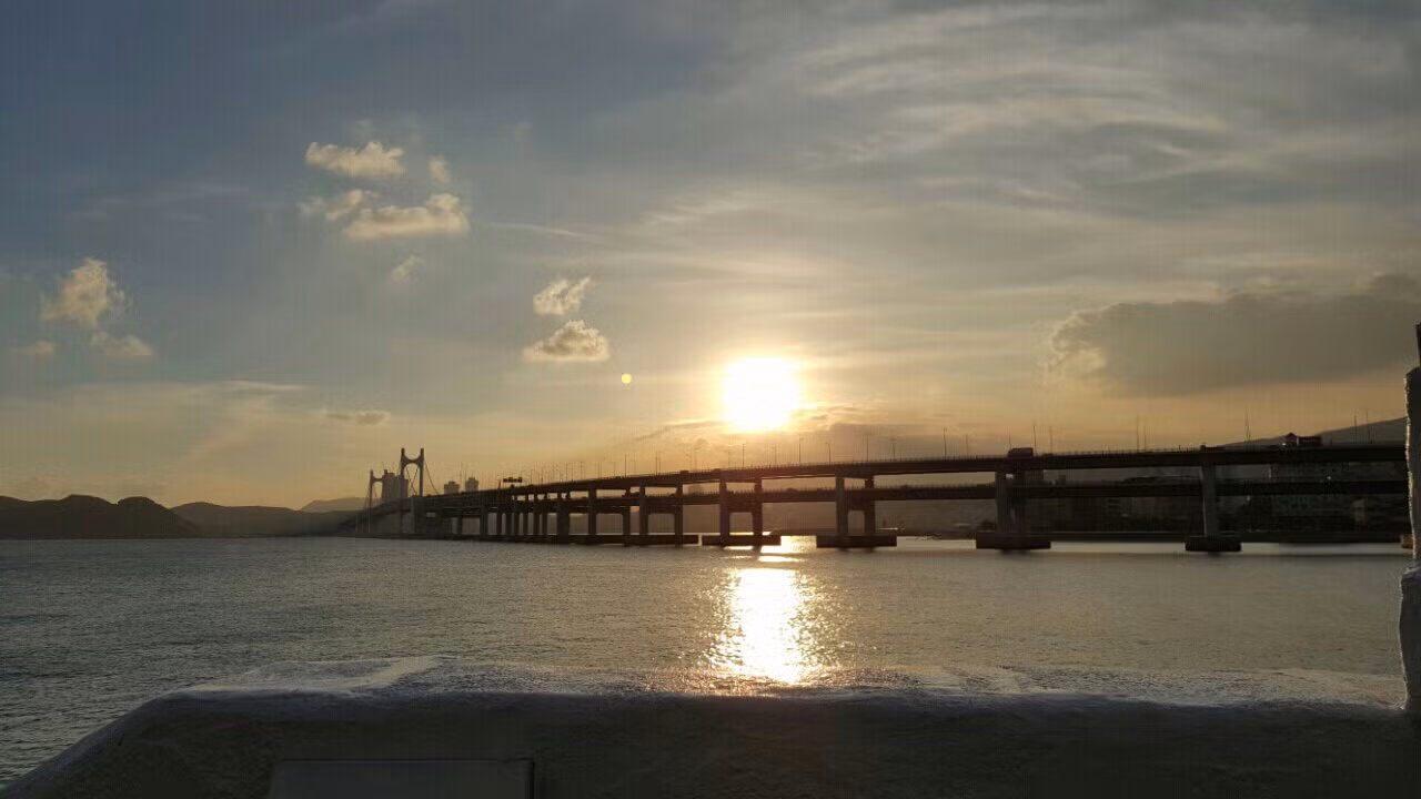 Ngắm hoàng hôn trên biển Busan.
