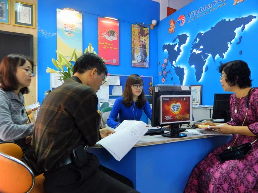 Nhân viên Vietravel Hà Nội tư vấn các tour du lịch cho khách hàng.
