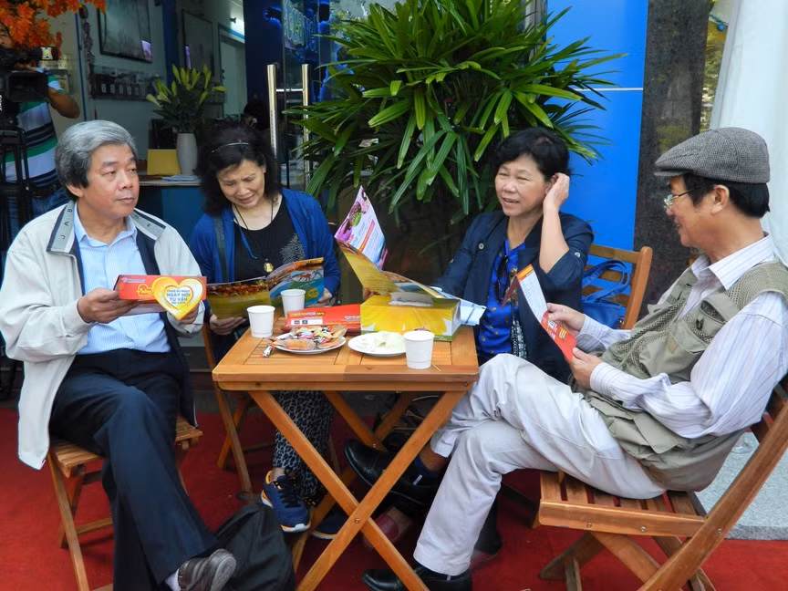 Khách hàng chăm chú tìm hiểu các tour du lịch của Vietravel.