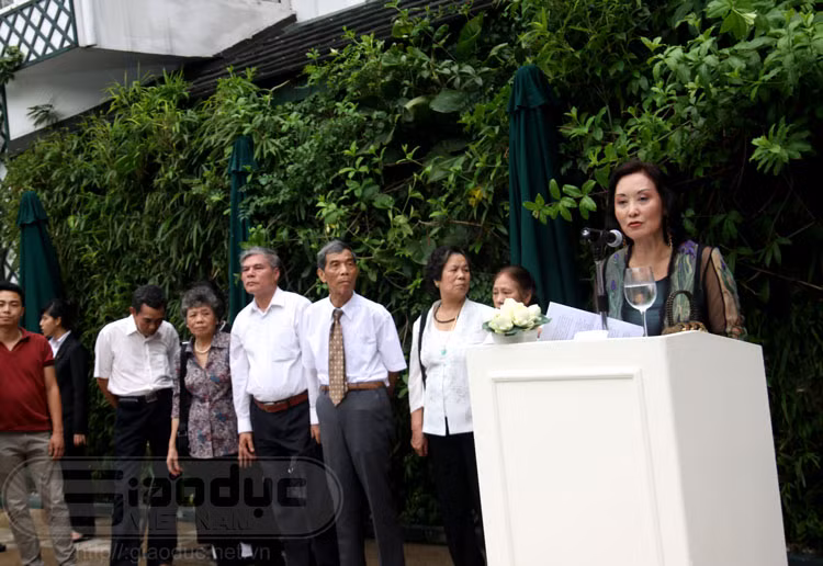 Bà Gemma Cruz Araneta, hoa hậu người Philippines - từng trú ẩn trong hầm tránh bom, những người đã tham gia xây dựng căn hầm có mặt tại buổi mở cửa đón khách của căn hầm.