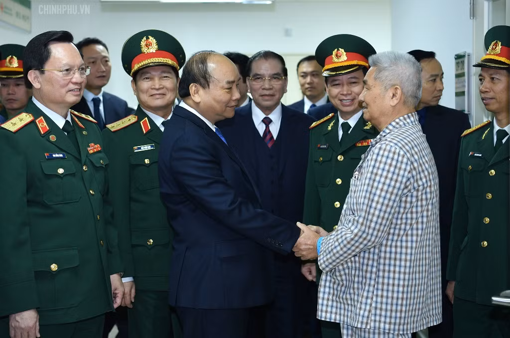 Thủ tướng thăm hỏi bệnh nhân đang điều trị tại viện. Ảnh: VGP Thủ tướng thăm hỏi bệnh nhân đang điều trị tại viện. Ảnh: VGP