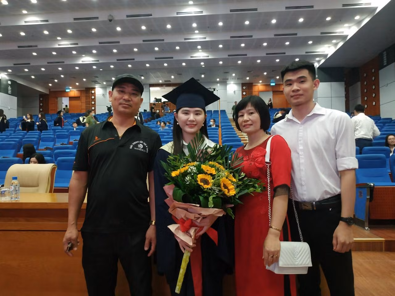 Phạm Thị Lan Anh và gia đình trong buổi lễ nhận bằng tốt nghiệp (ảnh: NVCC) Phạm Thị Lan Anh và gia đình trong buổi lễ nhận bằng tốt nghiệp (ảnh: NVCC)