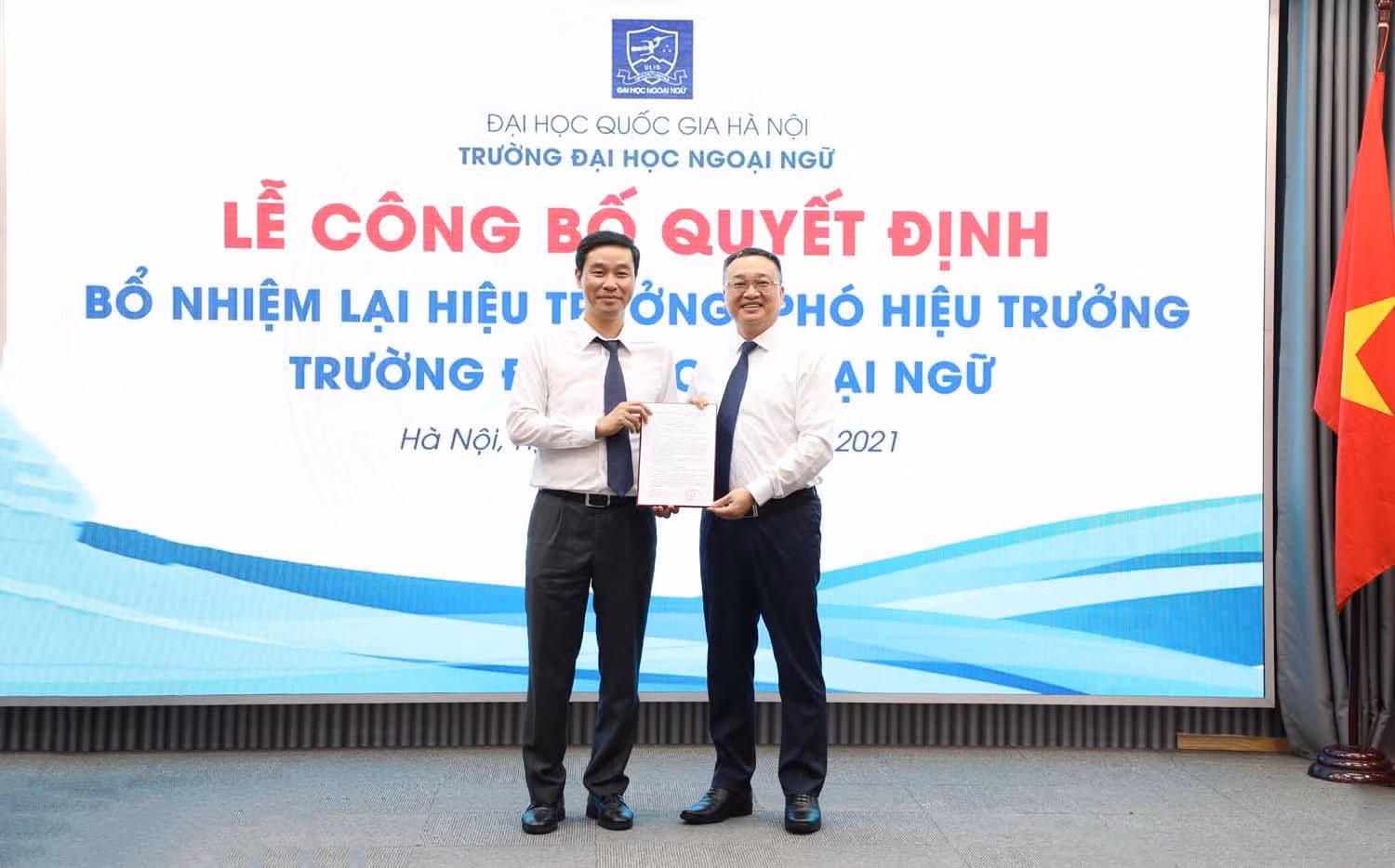 Phó Giám đốc thường trực Đại học Quốc gia Hà Nội Nguyễn Hoàng Hải (trái) trao quyết định bổ nhiệm cho Hiệu trưởng Trường Đại Học Ngoại ngữ Đỗ Tuấn Minh (ảnh: VNU)