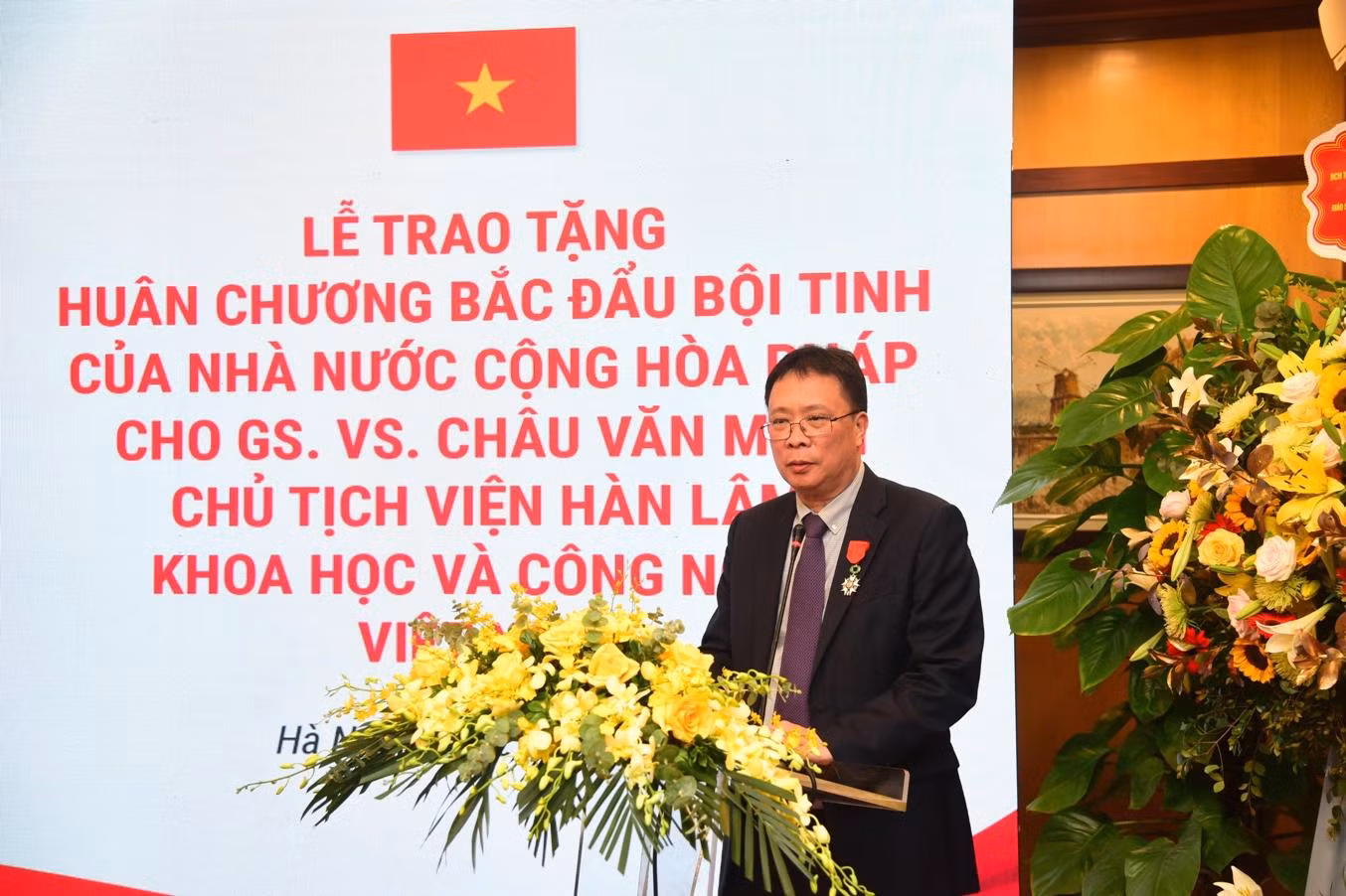 Giáo sư Châu Văn Minh phát biểu cảm tưởng sau khi nhận Huân chương Bắc Đẩu Bội Tinh (ảnh: vast.gov.vn)