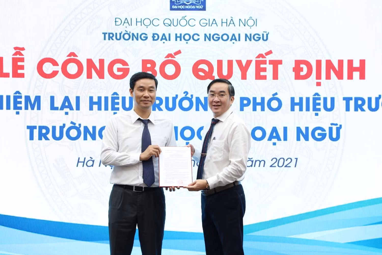 Phó Giám đốc thường trực Đại học Quốc gia Hà Nội Nguyễn Hoàng Hải trao quyết định bổ nhiệm cho Phó Hiệu trưởng Trường Đại Học Ngoại ngữ Nguyễn Xuân Long (ảnh: VNU)