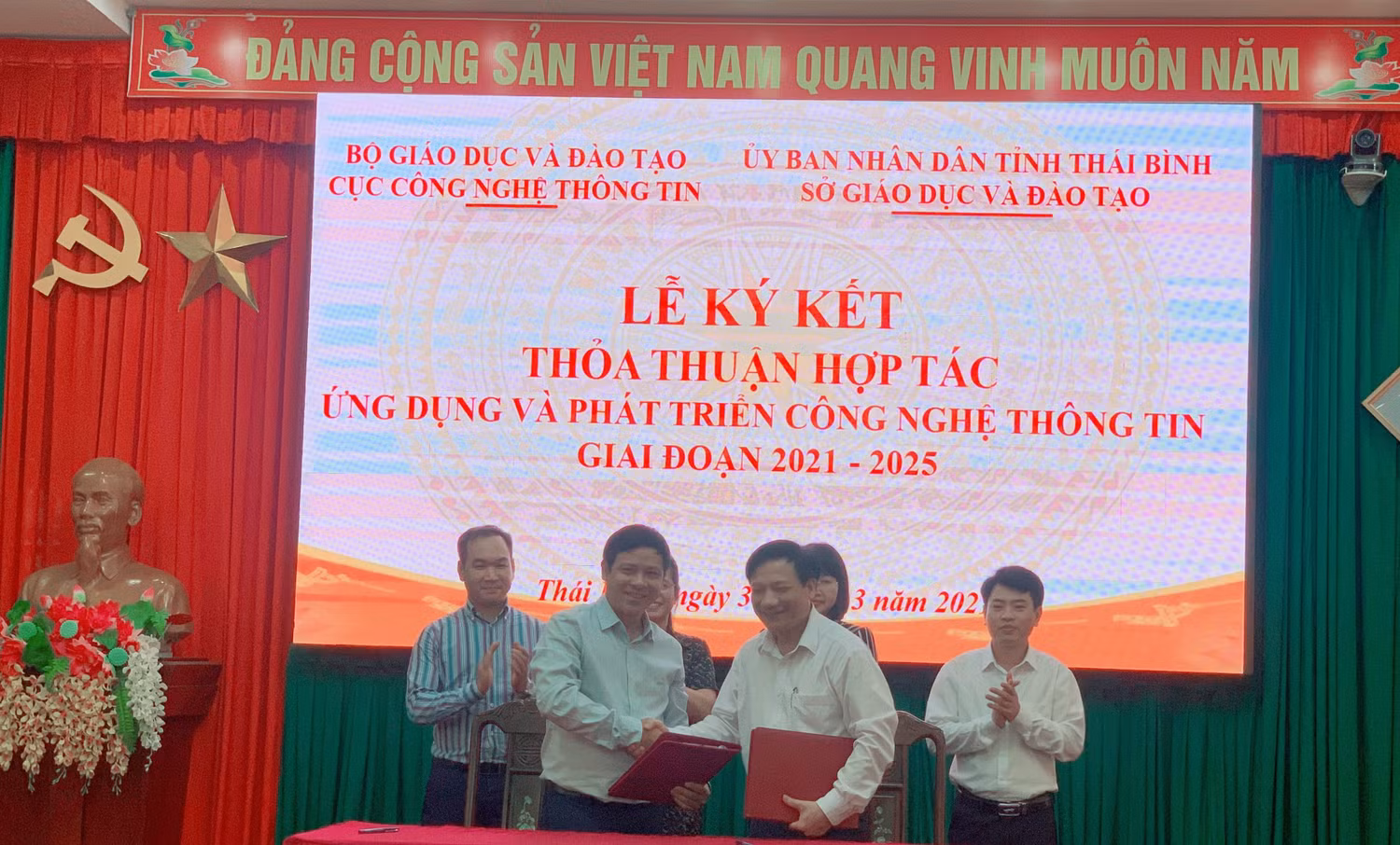 Ngày 31/3/2021, Cục Công nghệ thông tin – Bộ Giáo dục và Đào tạo do Cục trưởng Nguyễn Sơn Hải (bên trái) đại diện đã ký thỏa thuận hợp tác với Sở Giáo dục và Đào tạo Thái Bình (ảnh: T.L) Ngày 31/3/2021, Cục Công nghệ thông tin – Bộ Giáo dục và Đào tạo do Cục trưởng Nguyễn Sơn Hải (bên trái) đại diện đã ký thỏa thuận hợp tác với Sở Giáo dục và Đào tạo Thái Bình (ảnh: T.L)