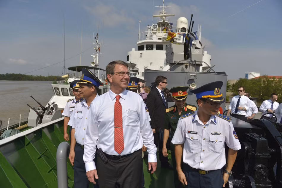 Bộ trưởng Quốc phòng Hoa Kỳ Ash Carter lên thăm một con tàu Cảnh sát biển Việt Nam bị Trung Quốc hung hãn đâm va làm hư hỏng trong cuộc khủng hoảng giàn khoan 981 năm ngoái.