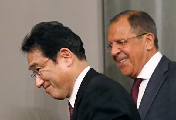 Ngoại trưởng Nhật Bản Fumio Kishida và Ngoại trưởng Nga Sergei Lavrov. Ảnh: Nikkei Asia Review.