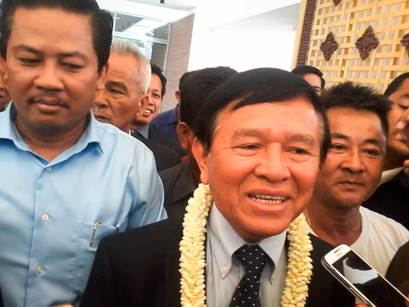 Kem Sokha tại sân bay quốc tế Phnom Penh sau khi trở về từ Úc. Ảnh: The Phnom Penh Post.