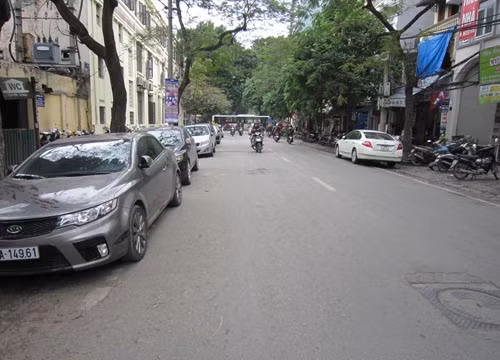 Rất nhiều xe ô tô vẫn để giữa lòng đường, vỉa hè ở phố Quán Sứ.