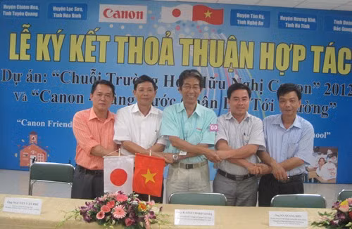 " Lễ ký kết "chuỗi trường học hữu nghị của Canon" và chương trình "nâng bước chân em đến trường"