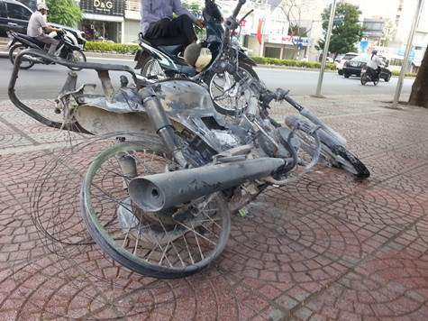 Chiếc xe cháy trơ còn khung sắt
