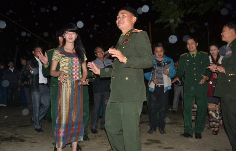 Cán bộ, chiến sỹ Đồn Biên phòng 551 cùng cán bộ, chiến sỹ đơn vị nước bạn Lào và người dân đang vui xuân trong đêm kết nghĩa anh em trên quê hương của người Tày Pọong (ảnh Xuân Hòa) Cán bộ, chiến sỹ Đồn Biên phòng 551 cùng cán bộ, chiến sỹ đơn vị nước bạn Lào và người dân đang vui xuân trong đêm kết nghĩa anh em trên quê hương của người Tày Pọong (ảnh Xuân Hòa)