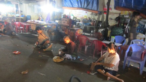 Khu vực chùa Phổ Quang - quận Tân Bình cũng rất nhiều ăn xin trước cổng chùa (ảnh: P.L) Khu vực chùa Phổ Quang - quận Tân Bình cũng rất nhiều ăn xin trước cổng chùa (ảnh: P.L)