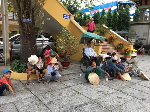 Người ăn xin ngồi dọc theo lối đi lên chánh điện chùa Xá Lợi (ảnh: P.L) Người ăn xin ngồi dọc theo lối đi lên chánh điện chùa Xá Lợi (ảnh: P.L)