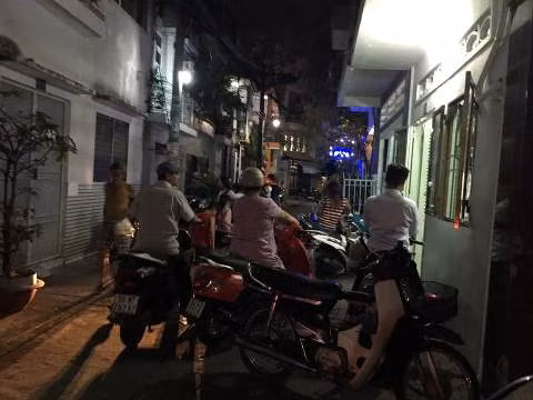 Phụ huynh tấp nập đến đón học sinh học thêm tối 6/2, ở 106/30 đường Tôn Thất Hiệp (ảnh: P.L) Phụ huynh tấp nập đến đón học sinh học thêm tối 6/2, ở 106/30 đường Tôn Thất Hiệp (ảnh: P.L)