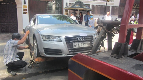 Xe Audi được cho là của một Hoa hậu đậu trước cửa thẩm mỹ viện Khơ Thị bị niêm phong, đưa về trụ sở (Ảnh: P.L) Xe Audi được cho là của một Hoa hậu đậu trước cửa thẩm mỹ viện Khơ Thị bị niêm phong, đưa về trụ sở (Ảnh: P.L)