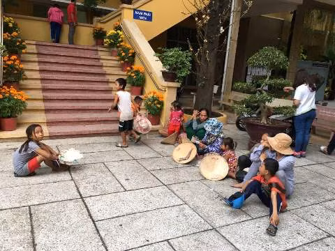 Cầu thang còn lại của chùa Xá Lợi cũng bị ăn xin "bủa vây" ngày tết (ảnh: P.L) Cầu thang còn lại của chùa Xá Lợi cũng bị ăn xin "bủa vây" ngày tết (ảnh: P.L)