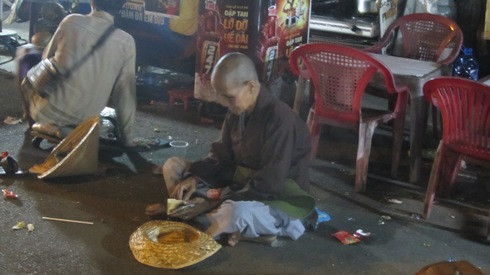 Một ăn xin giả nhà sư đếm tiền thu hoạch được sau khi xin tiền của du khách (ảnh: P.L) Một ăn xin giả nhà sư đếm tiền thu hoạch được sau khi xin tiền của du khách (ảnh: P.L)