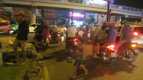 Vòng xoay Cộng Hòa, quận Tân Bình có cả ăn xin là trẻ em đứng xin tiền khách dừng xe đèn đỏ (Ảnh: P.L) Vòng xoay Cộng Hòa, quận Tân Bình có cả ăn xin là trẻ em đứng xin tiền khách dừng xe đèn đỏ (Ảnh: P.L)