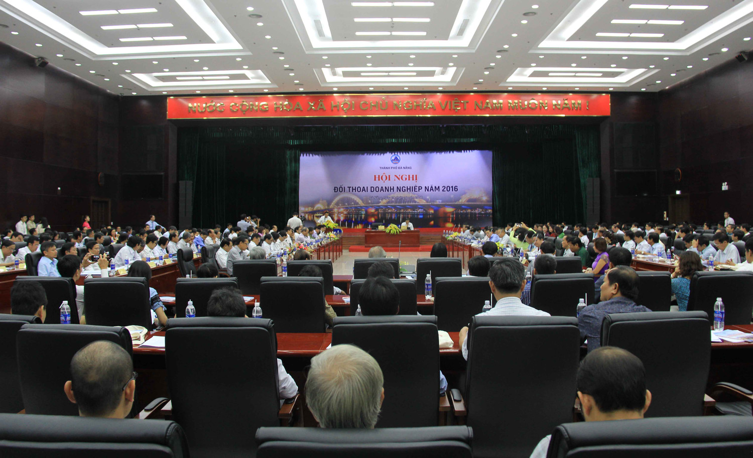 Đại diện khoảng 200 doanh nghiệp tại buổi đối thoại. Ảnh: Hoàng Tuấn