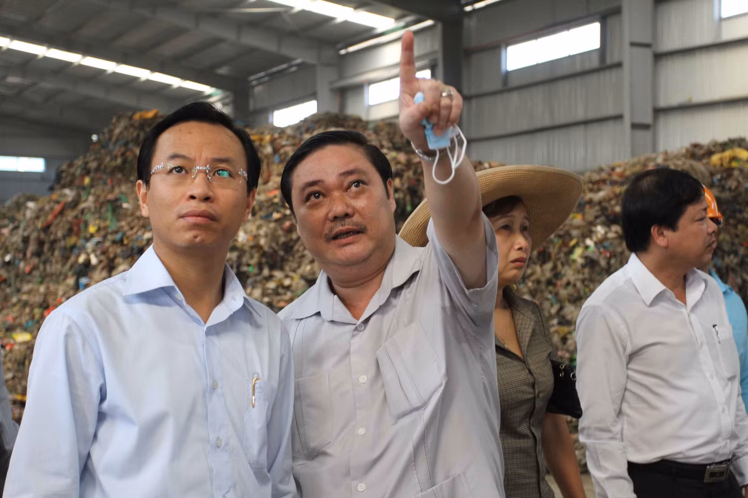 Bí thư Thành ủy Đà Nẵng Nguyễn Xuân Anh (bên trái) kiểm tra một đơn vị xử lý rác thải gần bãi rác Khánh Sơn. Ảnh Thùy Linh