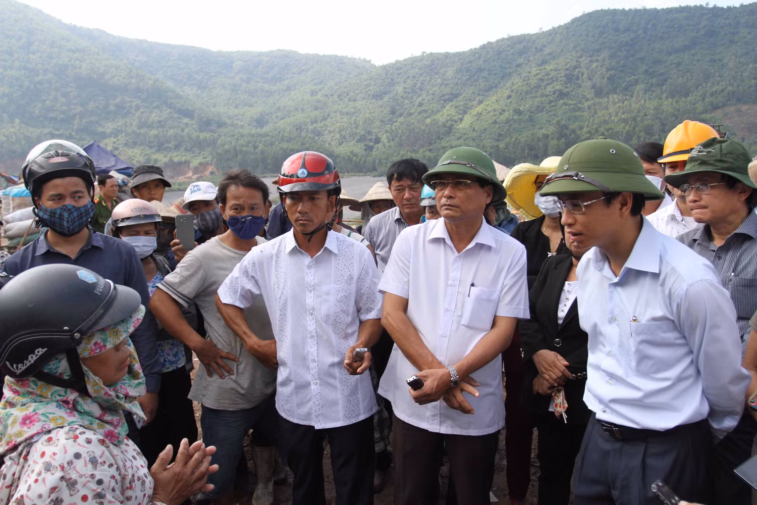 Bí thư Thành ủy Đà Nẵng Nguyễn Xuân Anh (ngoài cùng bên phải) lắng nghe tâm tư nguyện vọng của người dân ngay tại bãi rác Khánh Sơn. Ảnh Thùy Linh