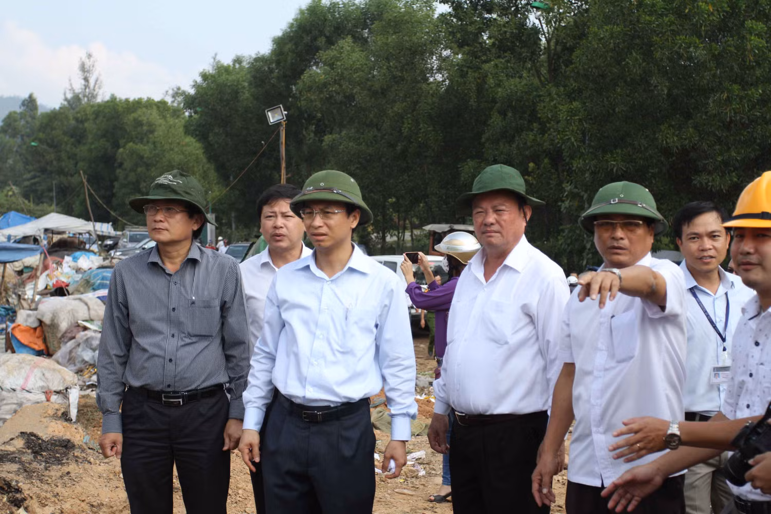 Bí thư Nguyễn Xuân Anh: "Mình ở dưới phố, anh em mình sung sướng hơn, mình phải hiểu nỗi khổ của người dân nơi đây". Ảnh Thùy Linh
