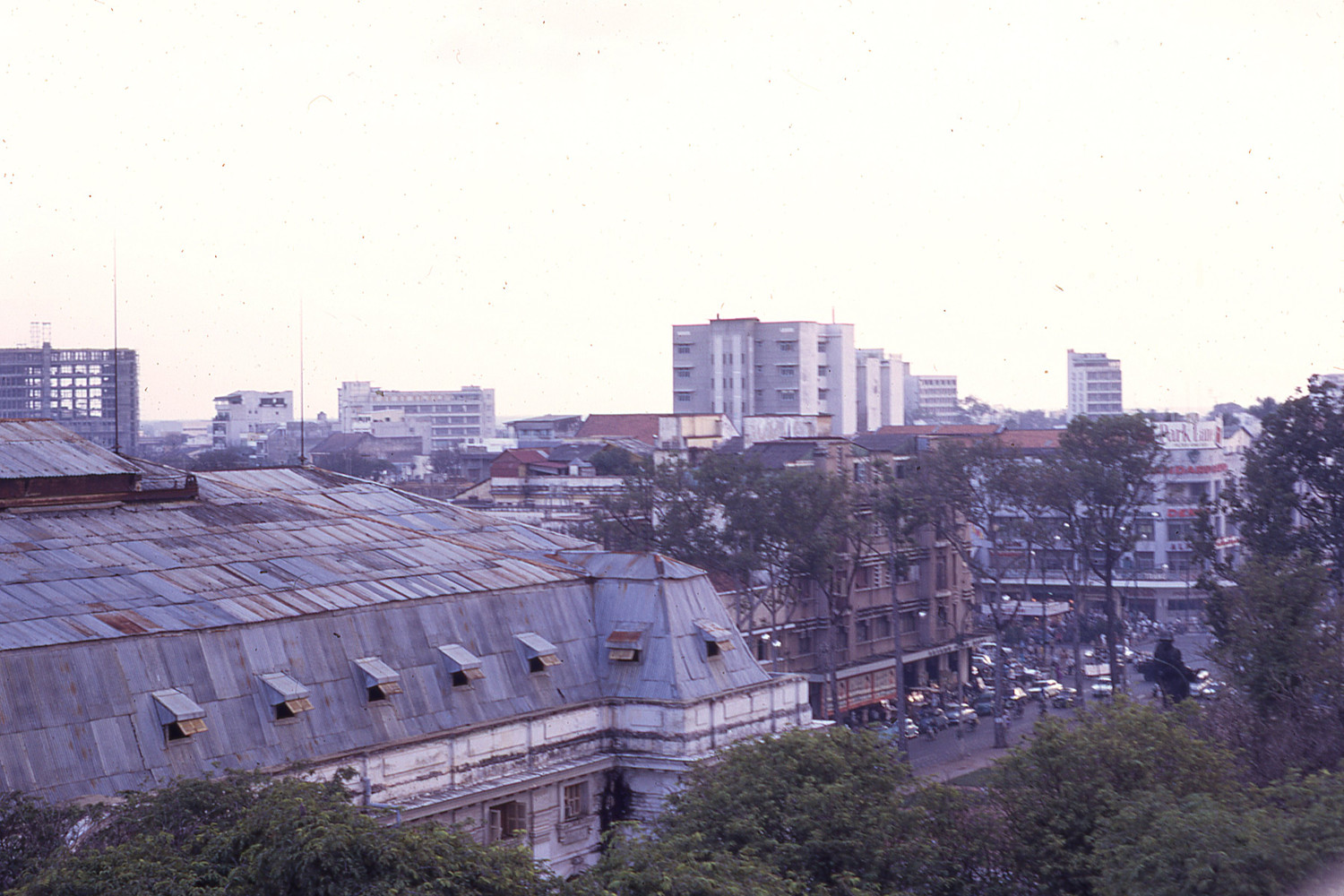 Sài Gòn 1969. Tòa nhà mọc lên bên trái nóc tòa nhà Quốc Hội là khách sạn Palace đang xây trên nền cũ tiệm đàn Mỹ Tín. Ông chủ Mỹ Tín vừa bán đàn vừa làm tài tử và từng thể hiện vai nhân vật họa sỹ trong phim "Chân Trời Tím". Ảnh. George Lane.