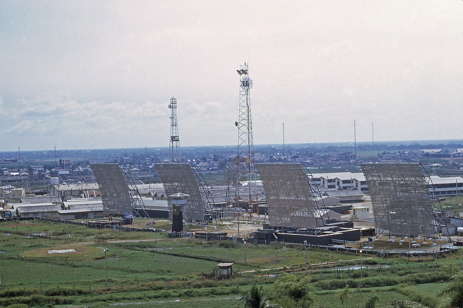 Sài Gòn 1969 - Trạm thông tin radar Phú Lâm. Ảnh. George Lane.