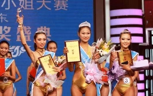 Ba danh hiệu cao nhất tại đêm chung kết Hoa hậu Áo tắm Hoàn cầu tỉnh Sơn Đông. Ba danh hiệu cao nhất tại đêm chung kết Hoa hậu Áo tắm Hoàn cầu tỉnh Sơn Đông.
