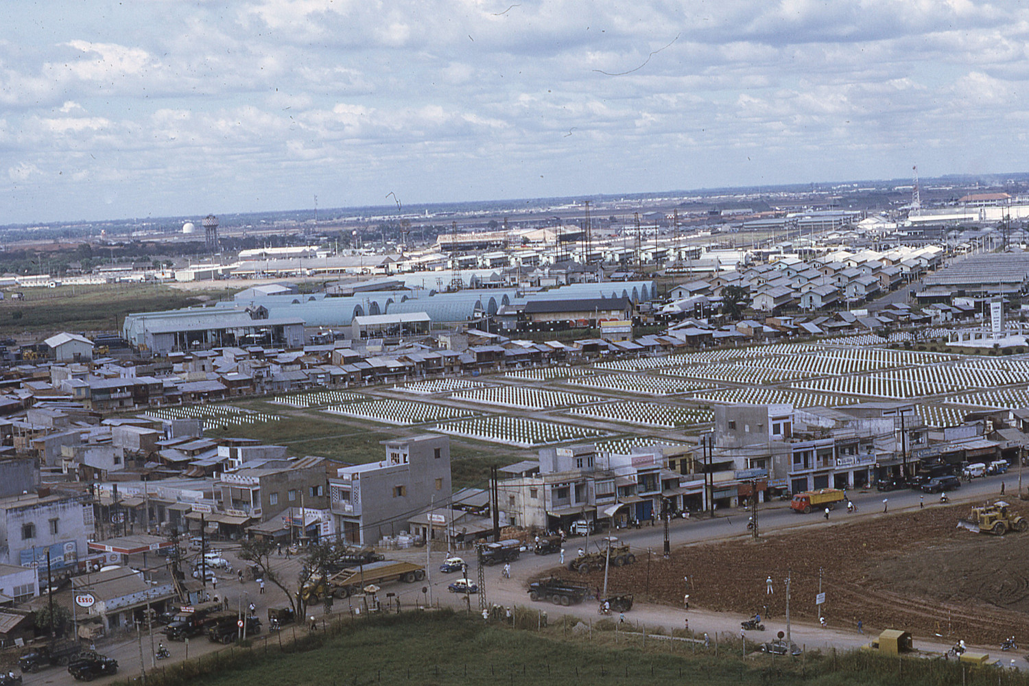 Sài Gòn 1969 - Ngã tư Bảy Hiền - French Cemetery. Ảnh. George Lane.